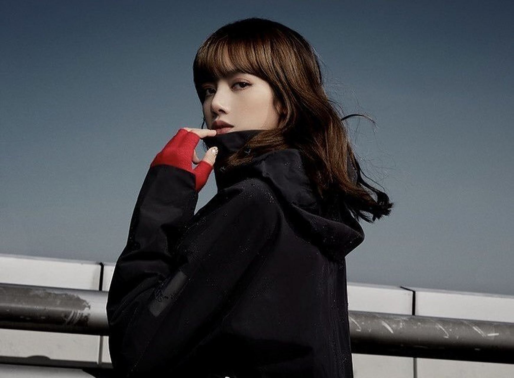 lisa 最新大片来啦,一黑一卡其的外套特别酷!