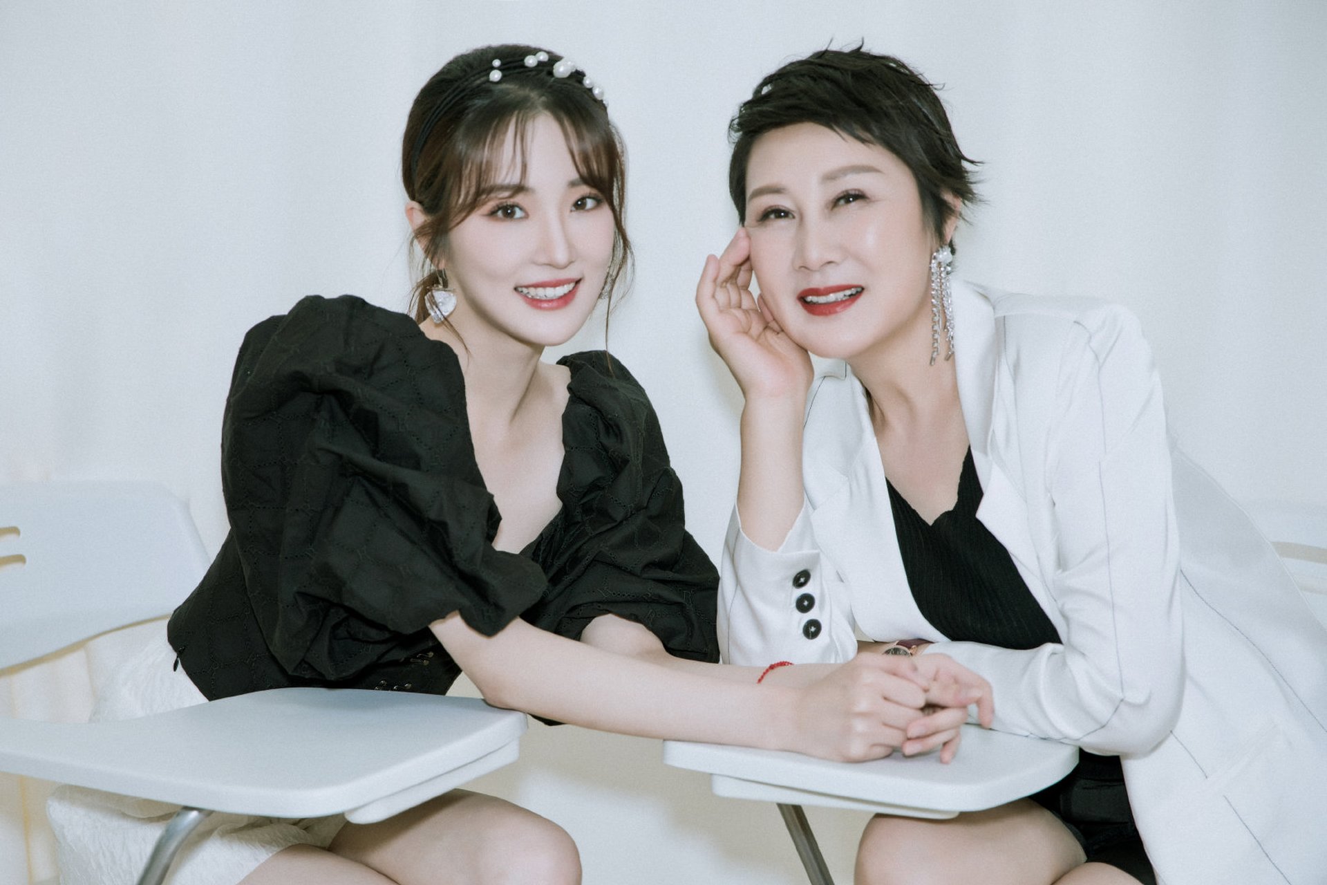 张凯丽 和女儿张可盈同框, 同是黑白色系穿搭, 妈妈干练大方显气质