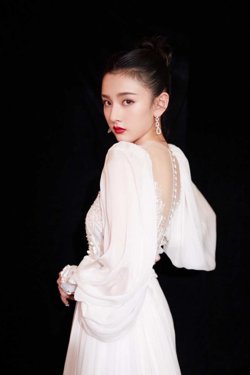 怕冷星人的仲冬穿搭# 宋祖儿真是港风白天鹅,一袭超仙白纱长裙,身材