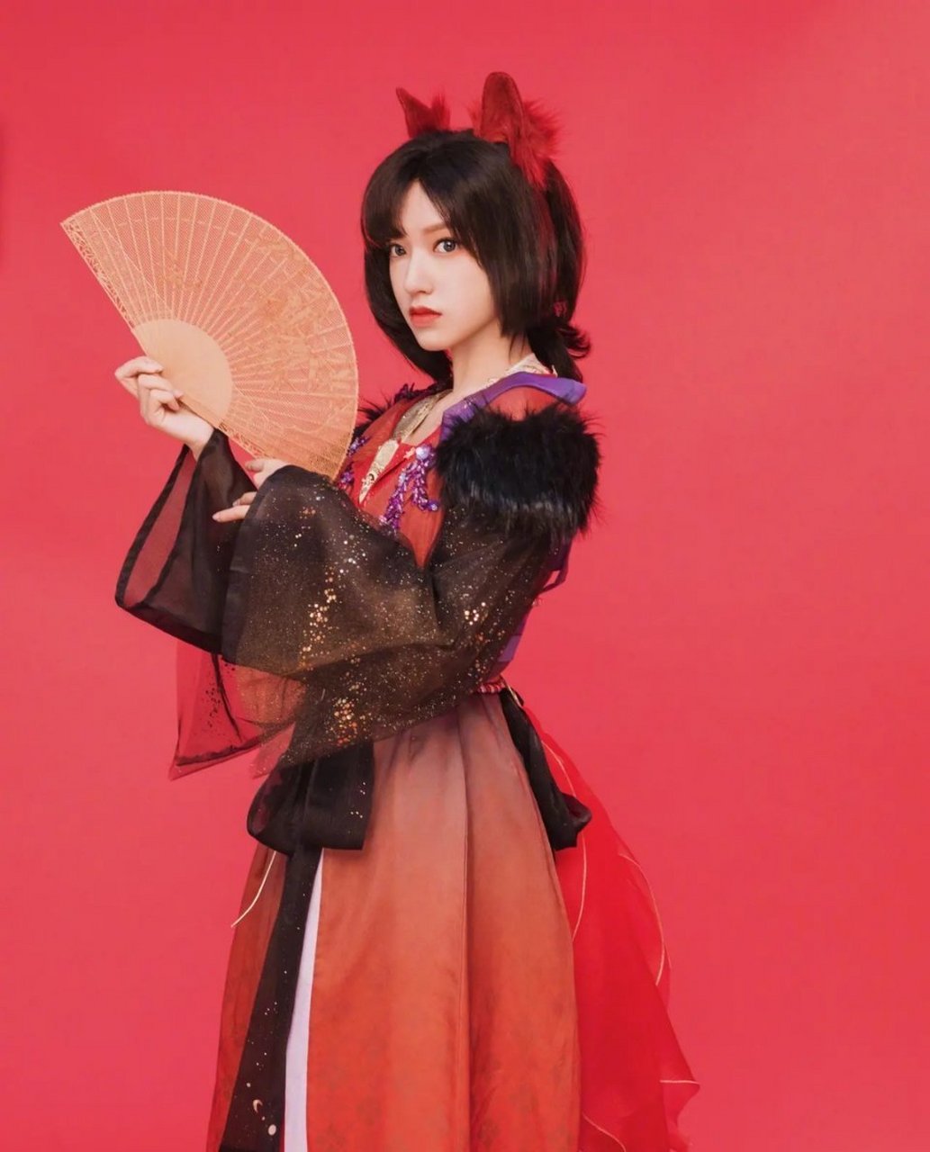 圣诞限定潮穿搭# #当潮不让# 程潇cos古风小狐狸,一袭红衣明艳似火