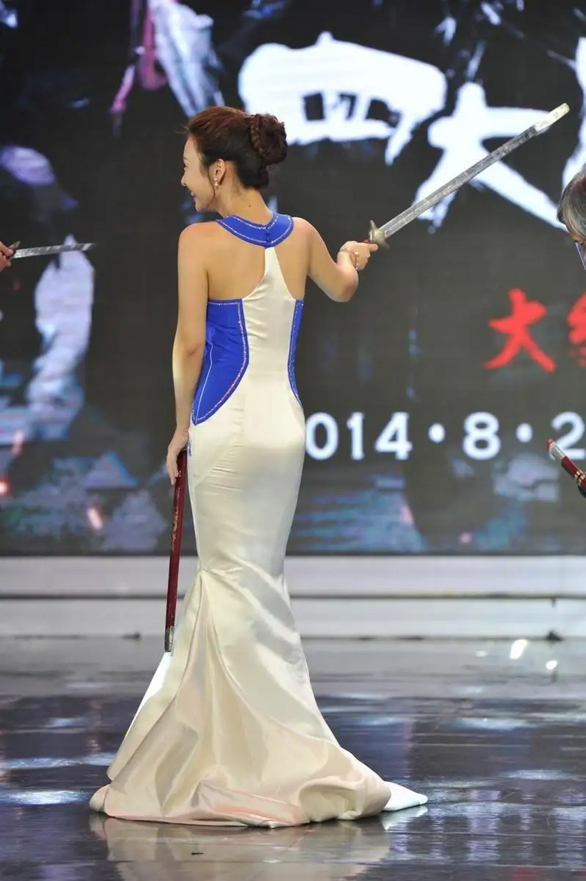 哇,柳岩又秀出"花瓶臀"!