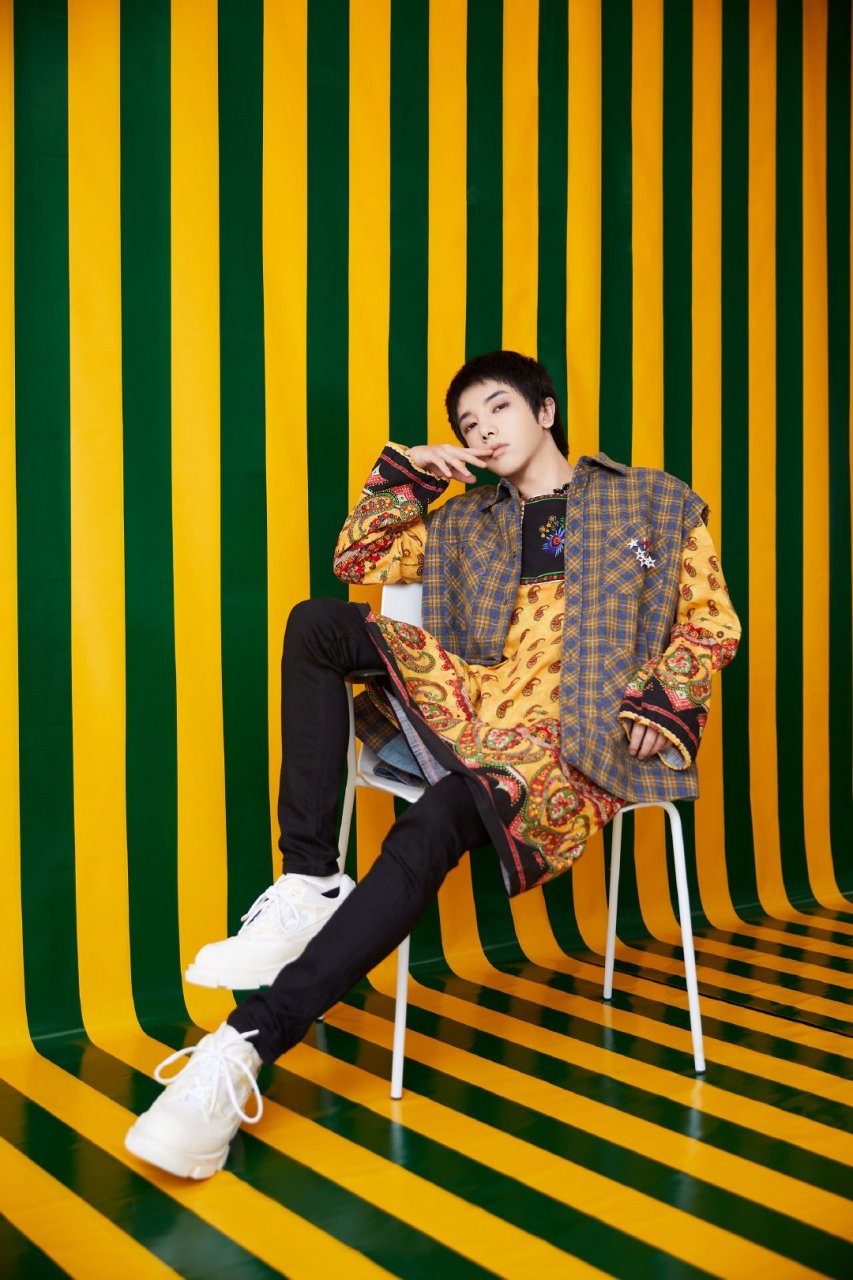 华晨宇身穿gucci的波西米亚风裙装,字母耳链戴上拍照简直自带水印