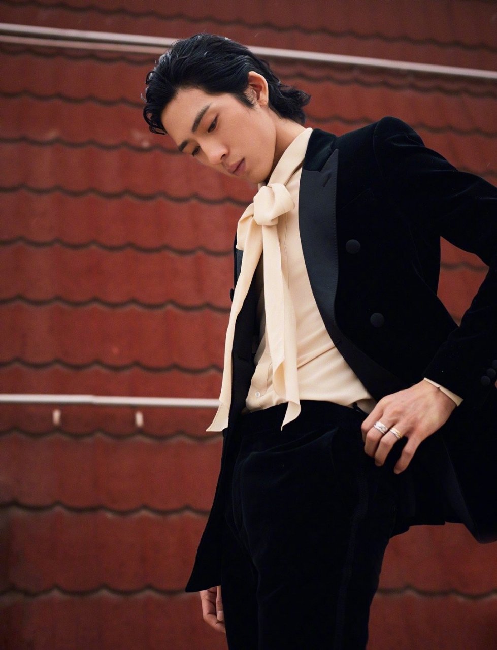 又是被井柏然帅到的一天 ,一身黑色天鹅绒西装,搭配背头发型,干净利落