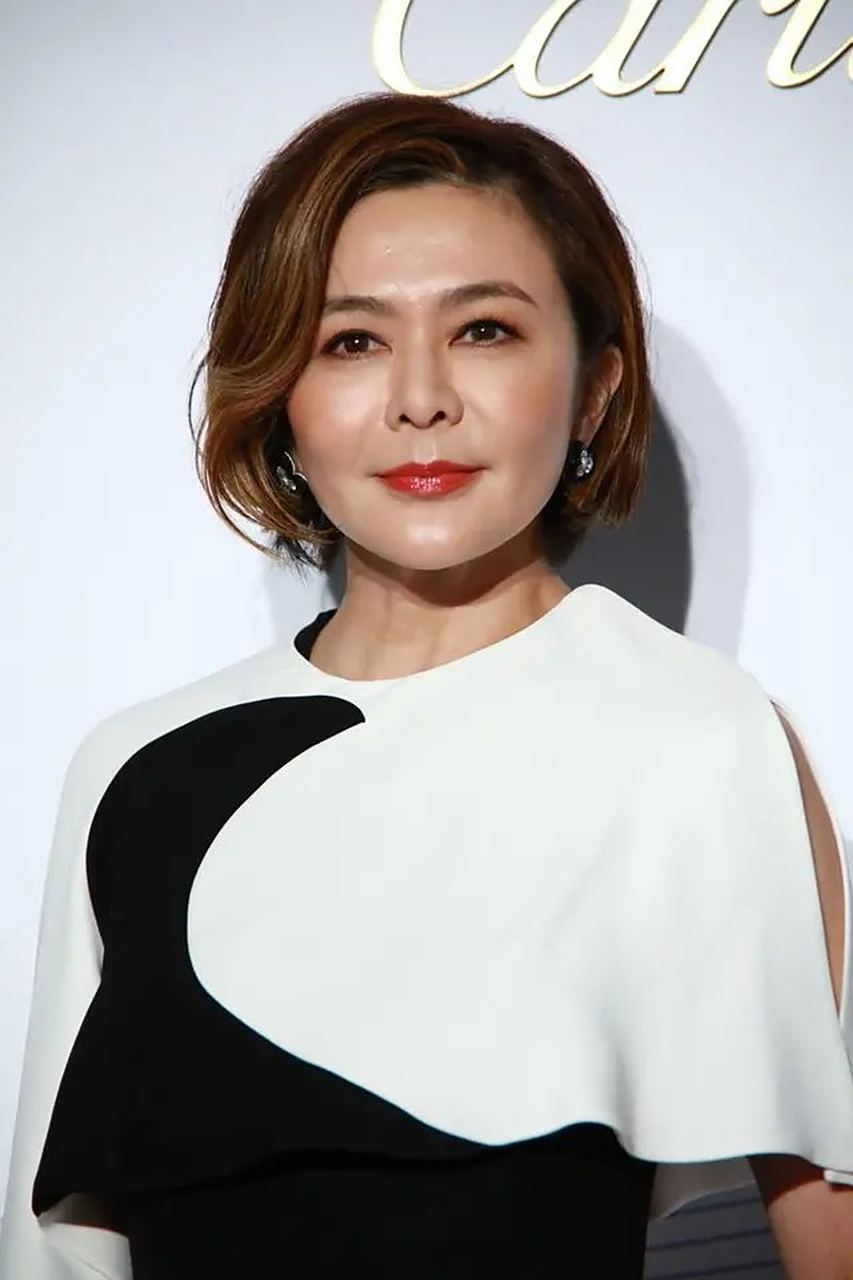 关之琳的美不受时间限制,穿黑白配色连衣裙配波波头,哪像57岁了!