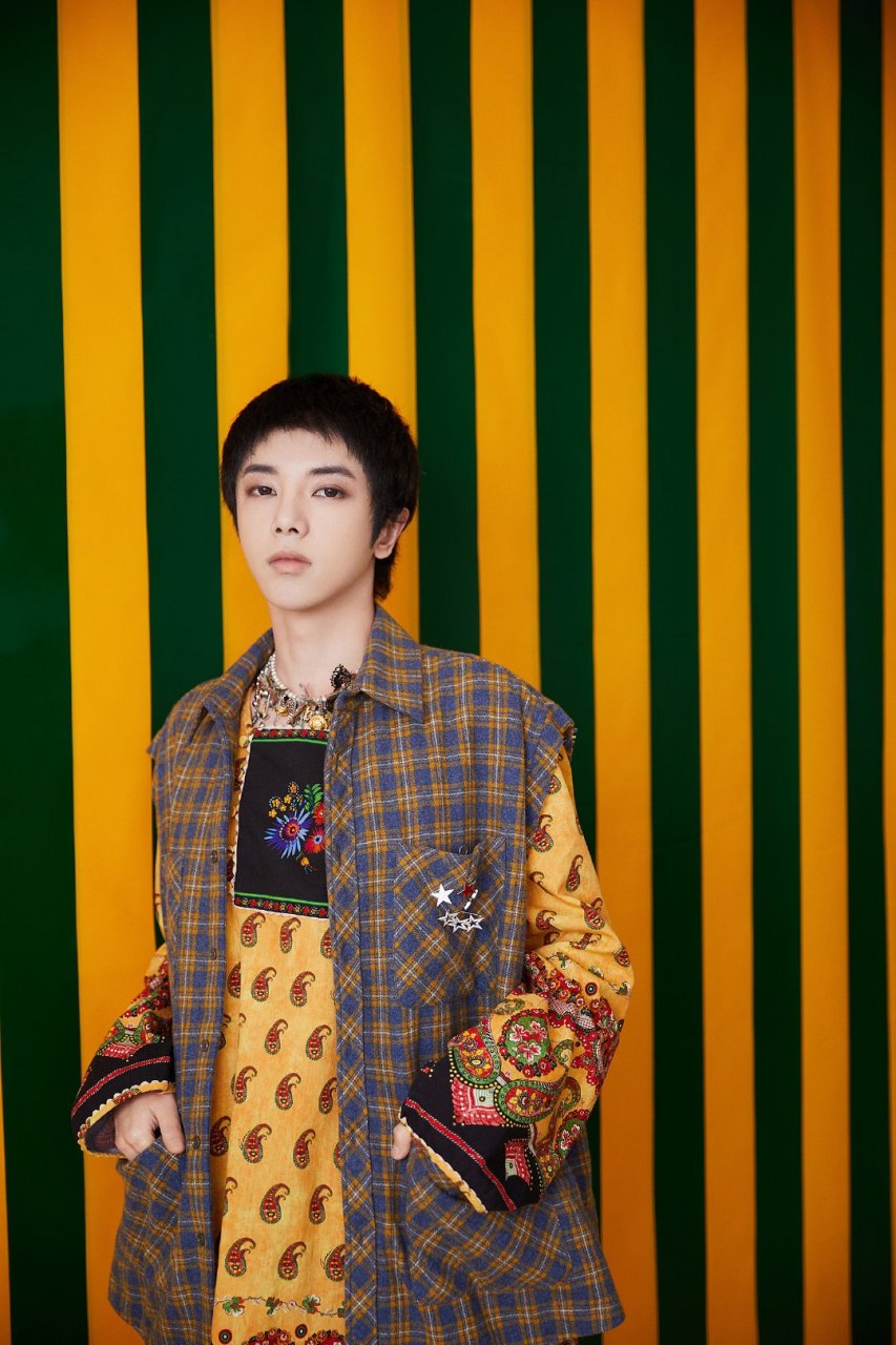 华晨宇身穿gucci的波西米亚风裙装,字母耳链戴上拍照简直自带水印