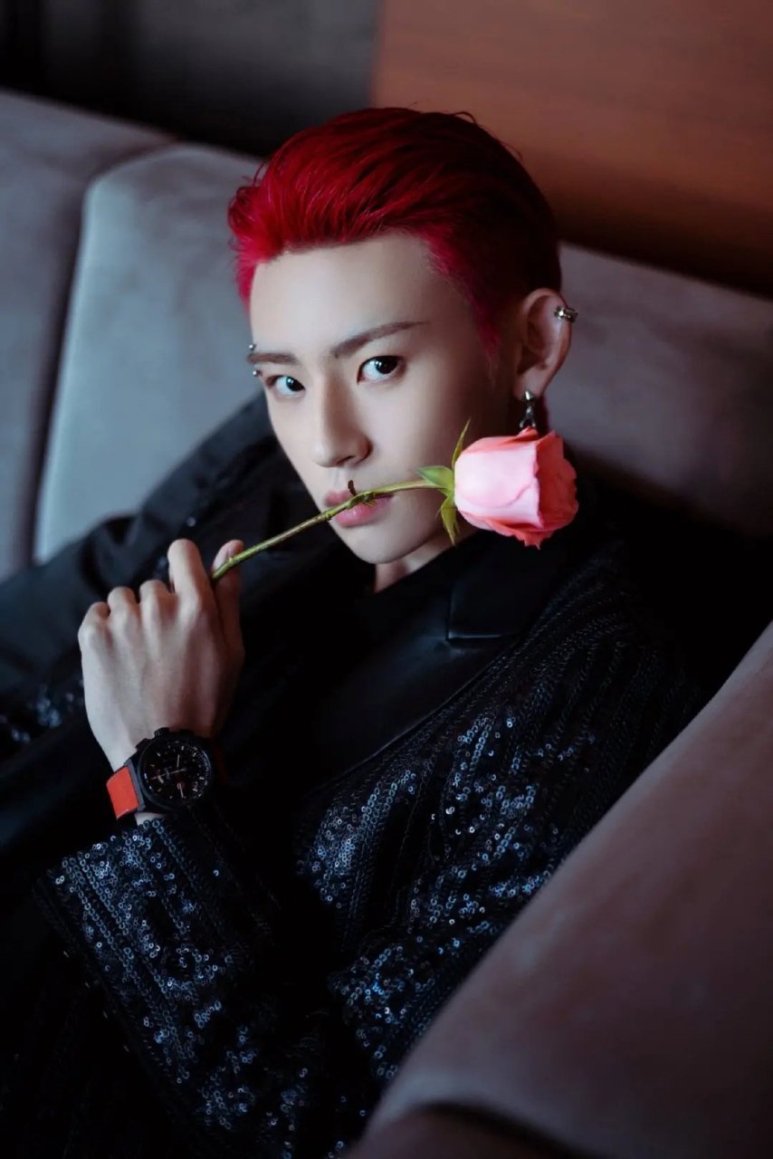 王琳凯一身all black造型,亮片西装搭配吊炸天的红发造型,酷炫十足,让