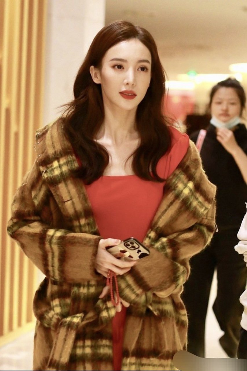 金晨 现身央视春晚第四次联排现场,红色长裙年味十足,外搭的黄色格纹