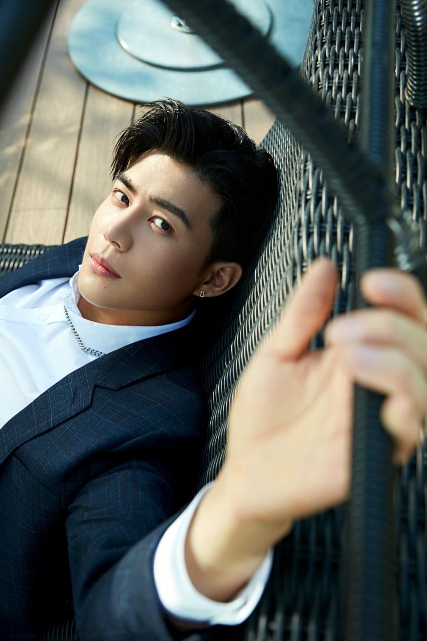 于济玮格纹西装硬朗笔挺,雅痞绅士帅气有型!