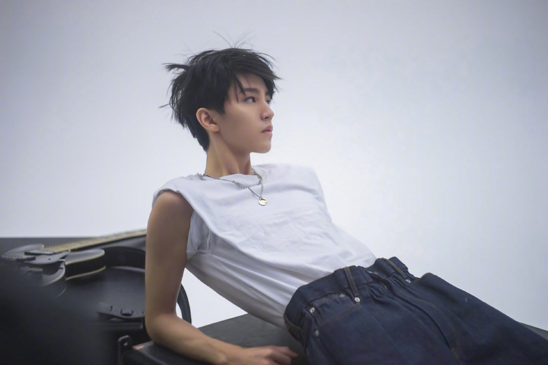 精品风格云盛典# #2021第一手潮拍# 王俊凯最新大片花絮照曝光,身穿