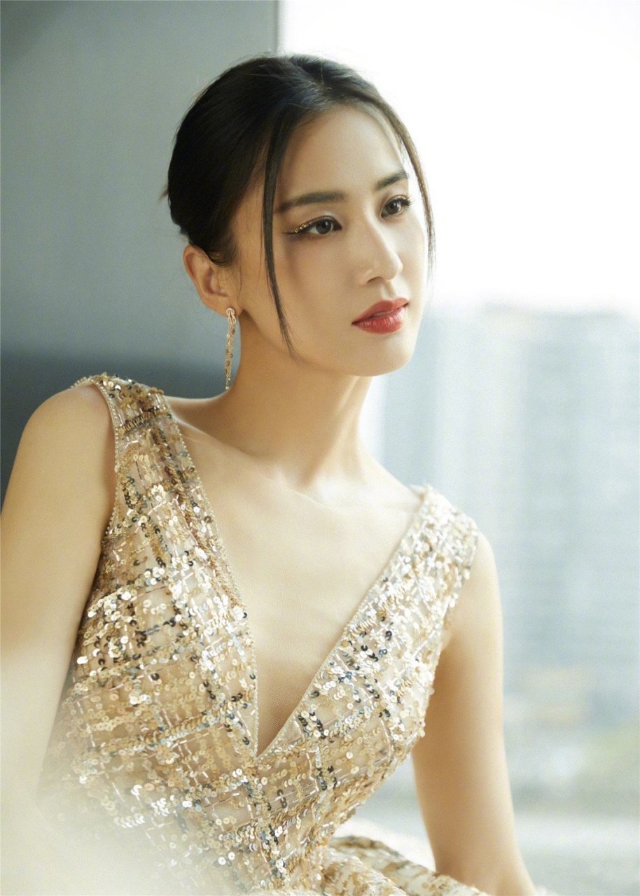黄圣依真的好美,一袭银河星光格子裙,星光点点缀满裙间,矜贵优雅璀璨