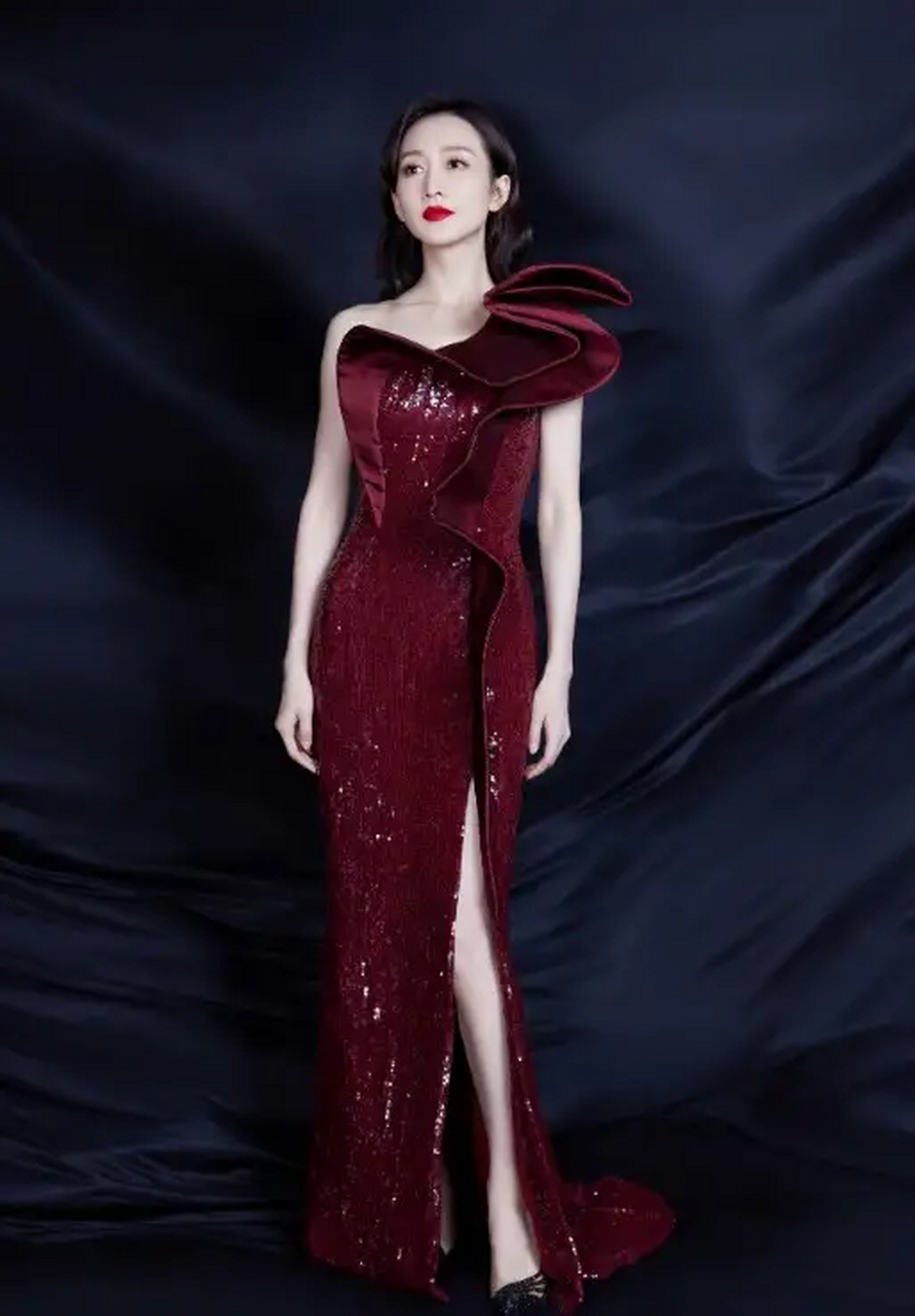 王鸥的身材一点都不输年轻人 身穿一条酒红色亮片连衣裙明艳动人 真有