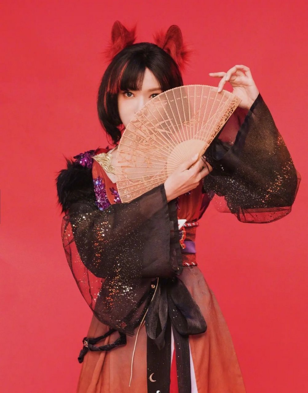 圣诞限定潮穿搭# #当潮不让# 程潇cos古风小狐狸,一袭红衣明艳似火