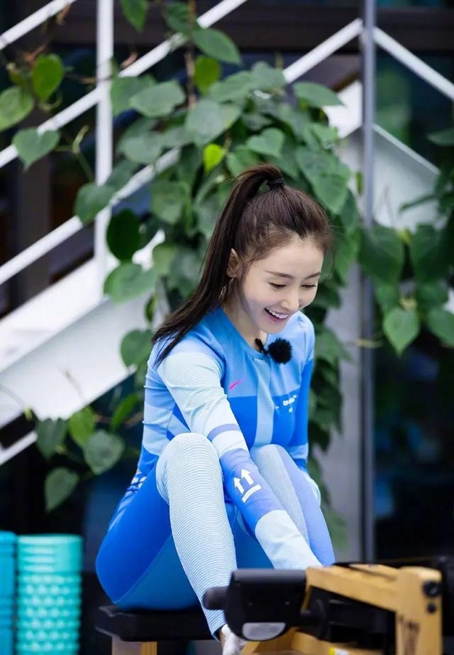 张天爱健身也不忘要穿得时髦,一身蓝色运动装,体态自然美又高级!