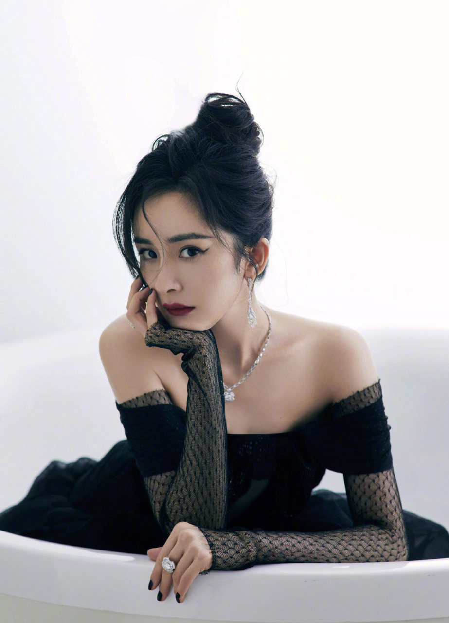 杨幂 的造型太美了,一袭raisa vanessa 2021秋冬一字肩黑纱细闪礼服裙