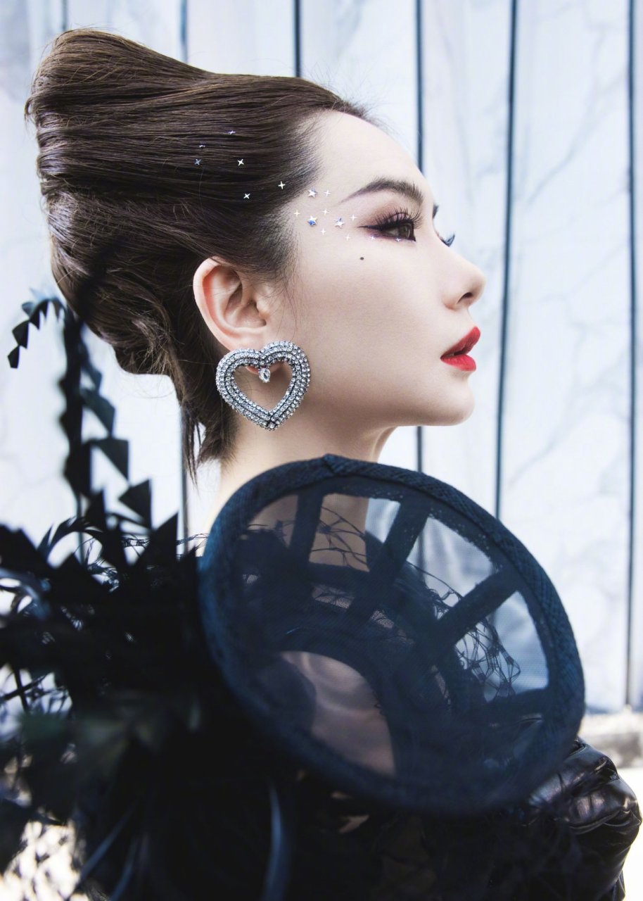 戚薇的新造型太绝了,一袭黑纱礼服,暗黑魅惑的黑天鹅!