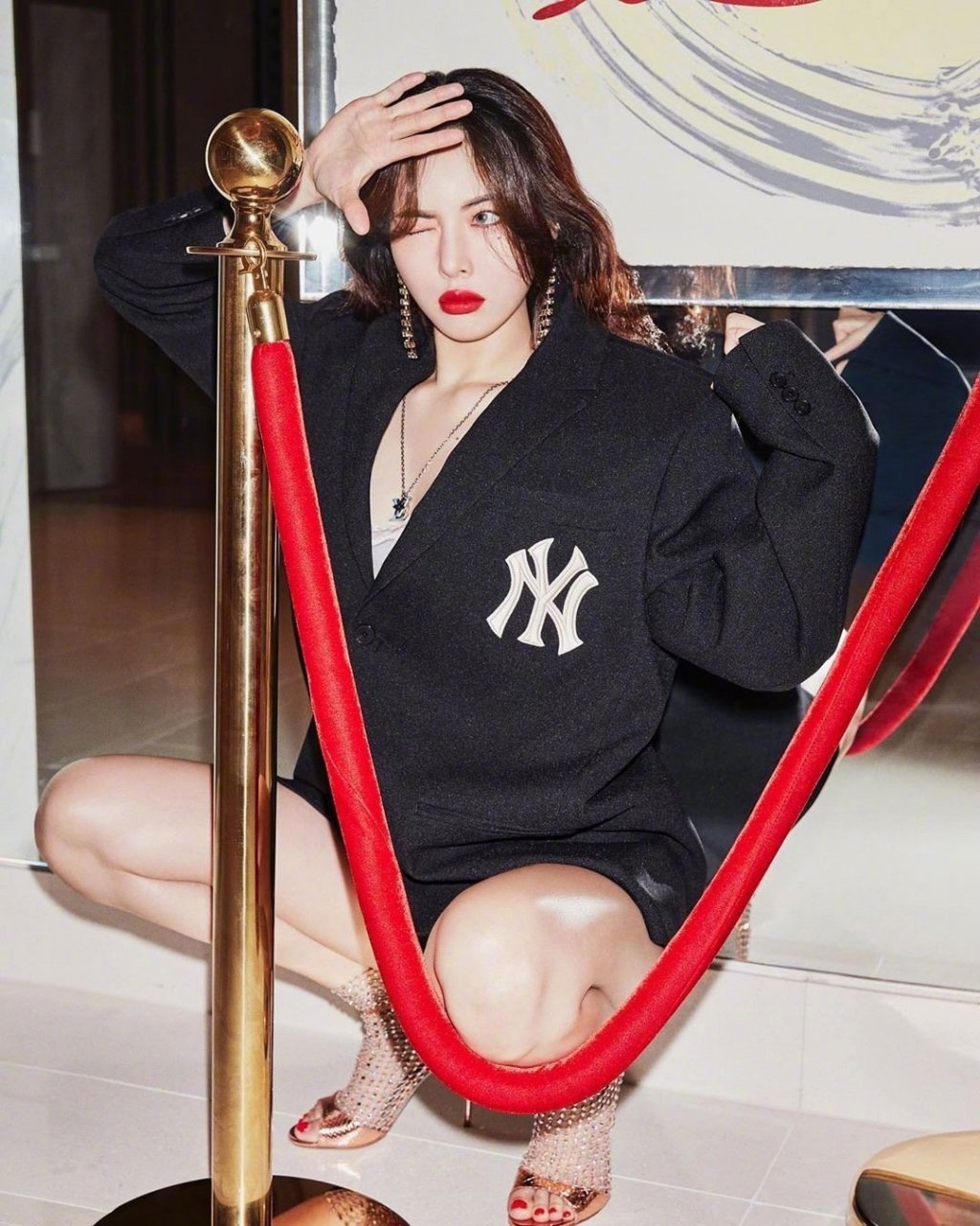 泫雅mlb新的代言照片来啦,身穿黑色西装外套玩下体失踪, 性感的恰到