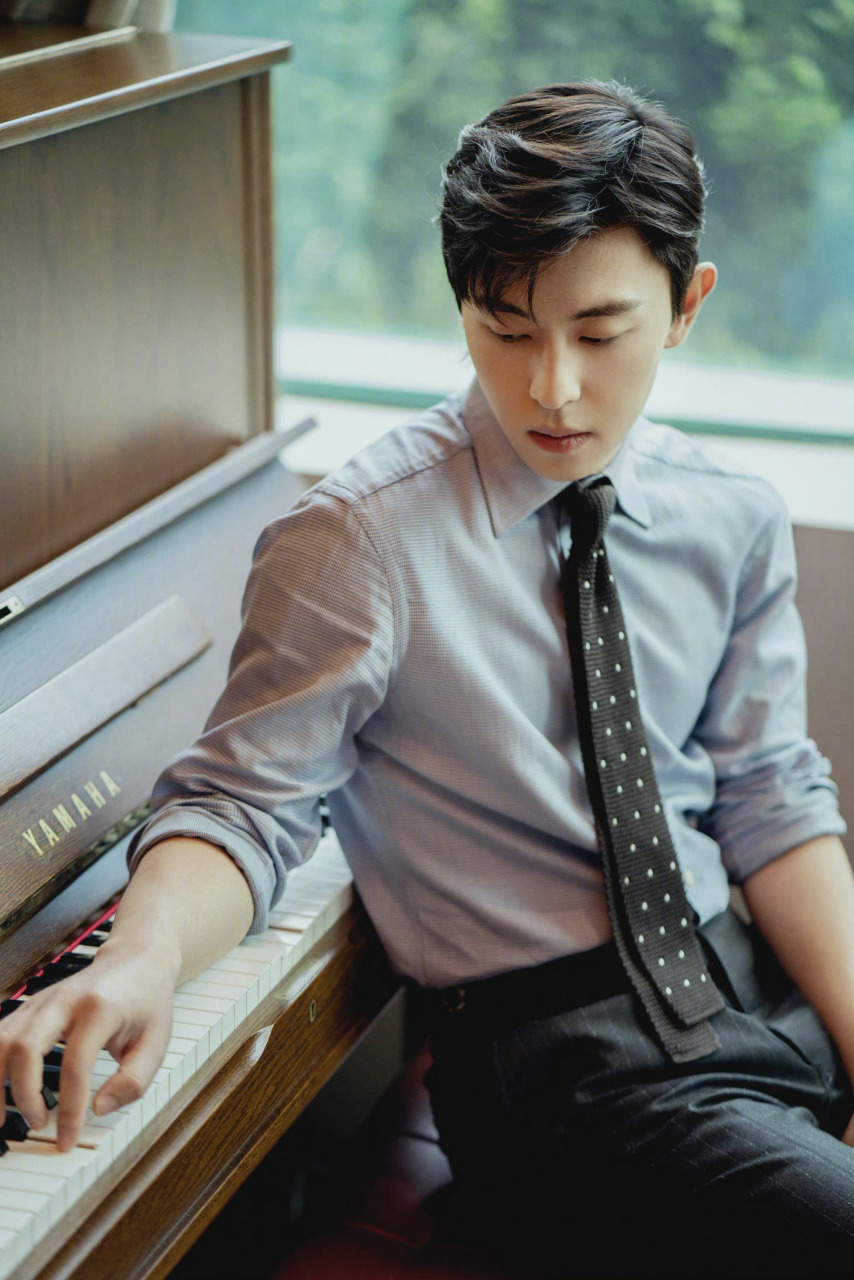 邓伦 真的好帅,简约文雅上身蓝衬衫搭波点领带,条纹西裤,绅士气质轻易