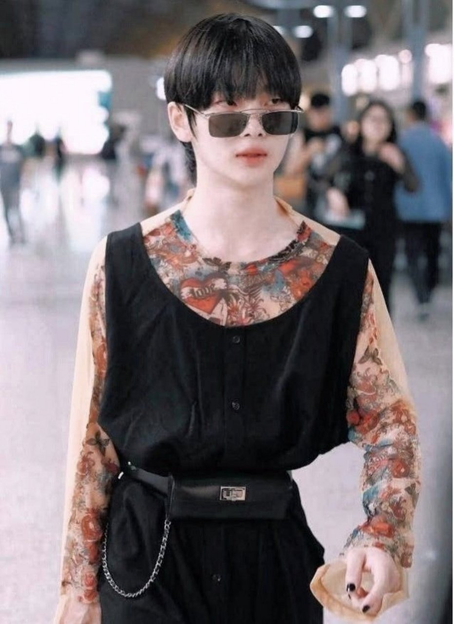 周震南穿衣风格实在是别树一帜,一袭女装连衣裙,没有一张厌世高级脸