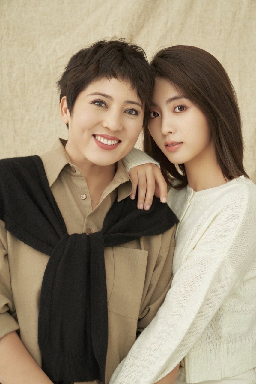 邢菲新春全家福来啦,一家人颜值都很高,随便穿穿都很好看.