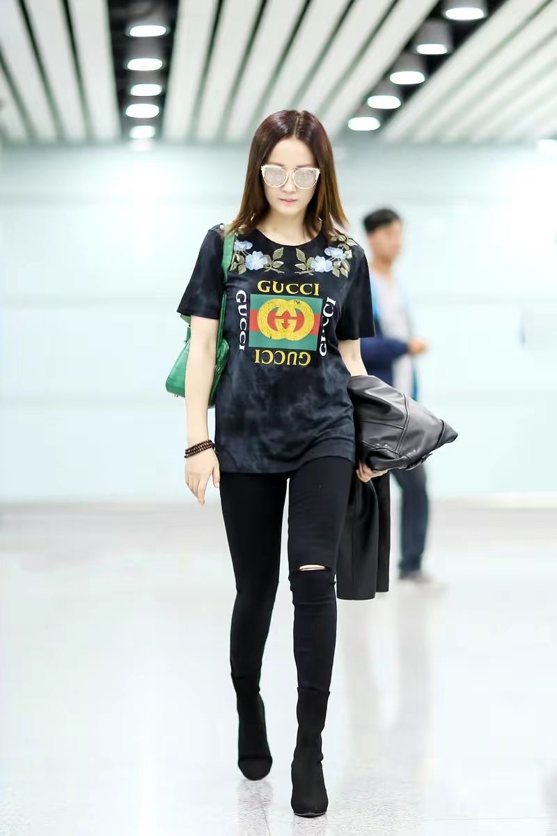 女人过了50,穿皮衣配破洞牛仔裤更洋气,看陶红的造型就知道!