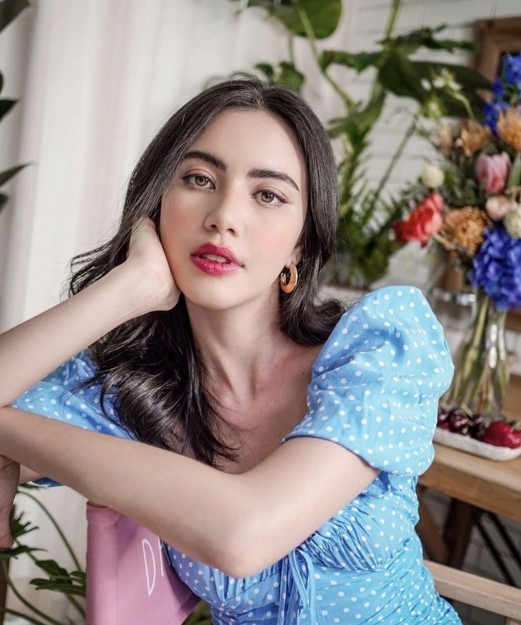 泰国女星mai身穿蓝色波点裙,少女不失优雅,流露出慵懒的性感.