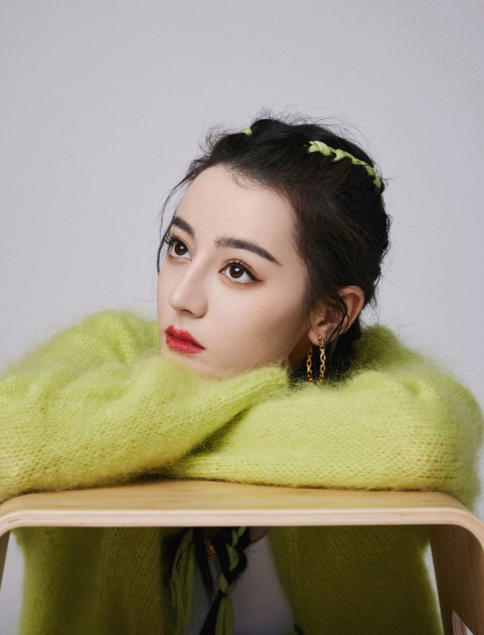 迪丽热巴也太好看了吧,扎着马尾辫,身穿牛油果绿针织开衫搭配牛仔裤