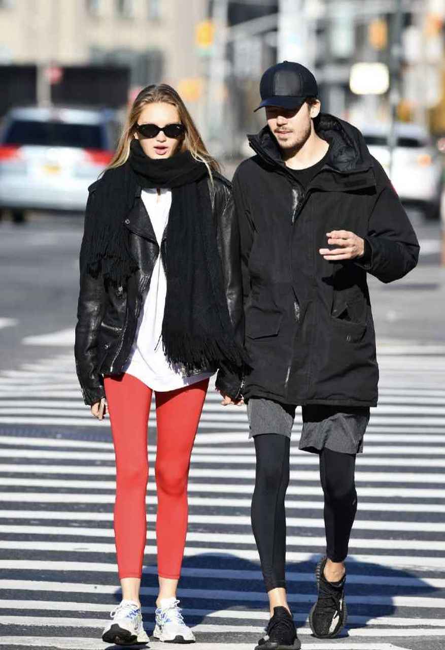 超模romee strijd罗梅·埃利斯和另一半laurens van leeuwent现身纽约