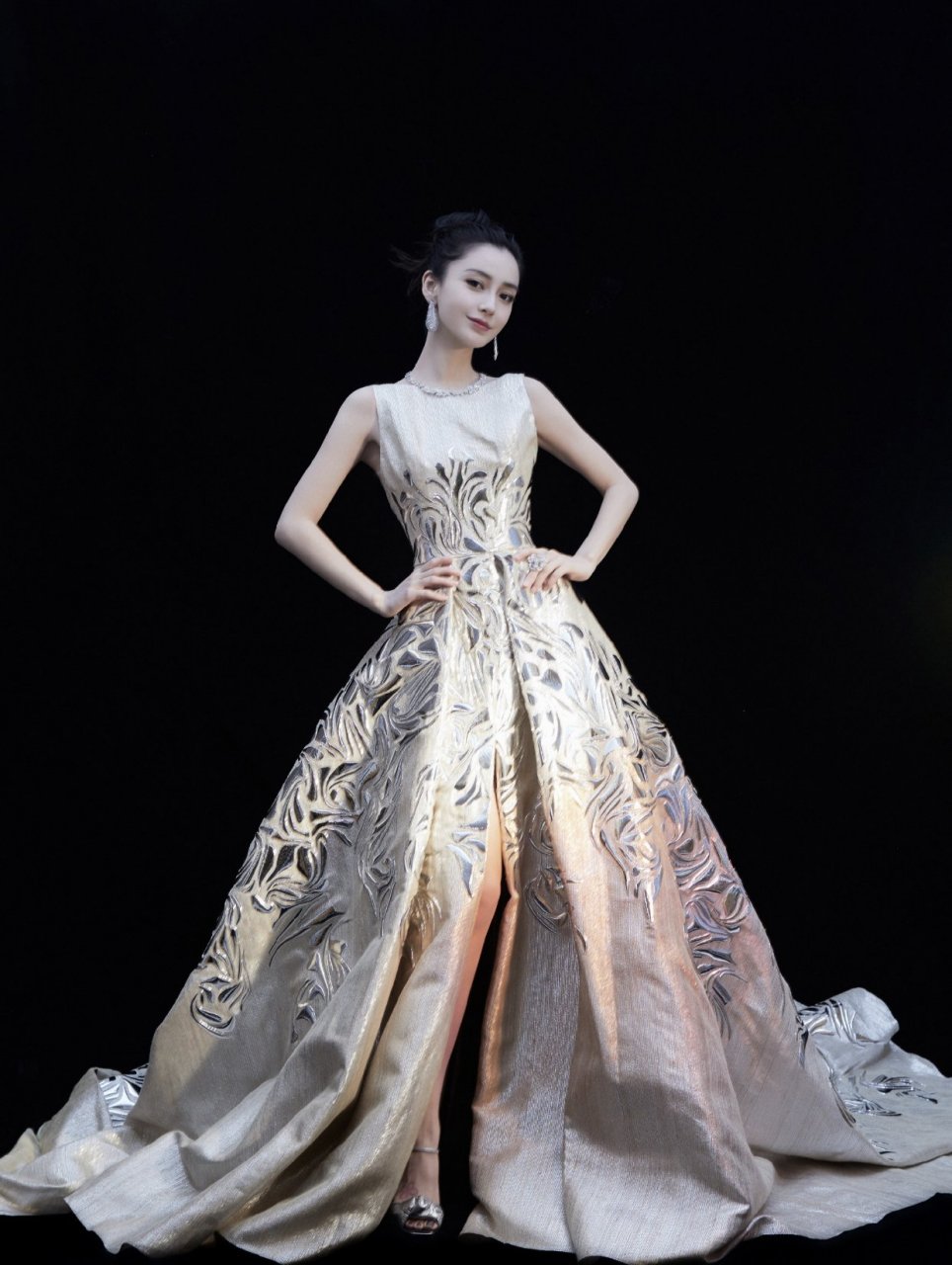 angelababy对于大裙摆礼服的驾驭可谓是轻车熟路,面料和花纹上无一不