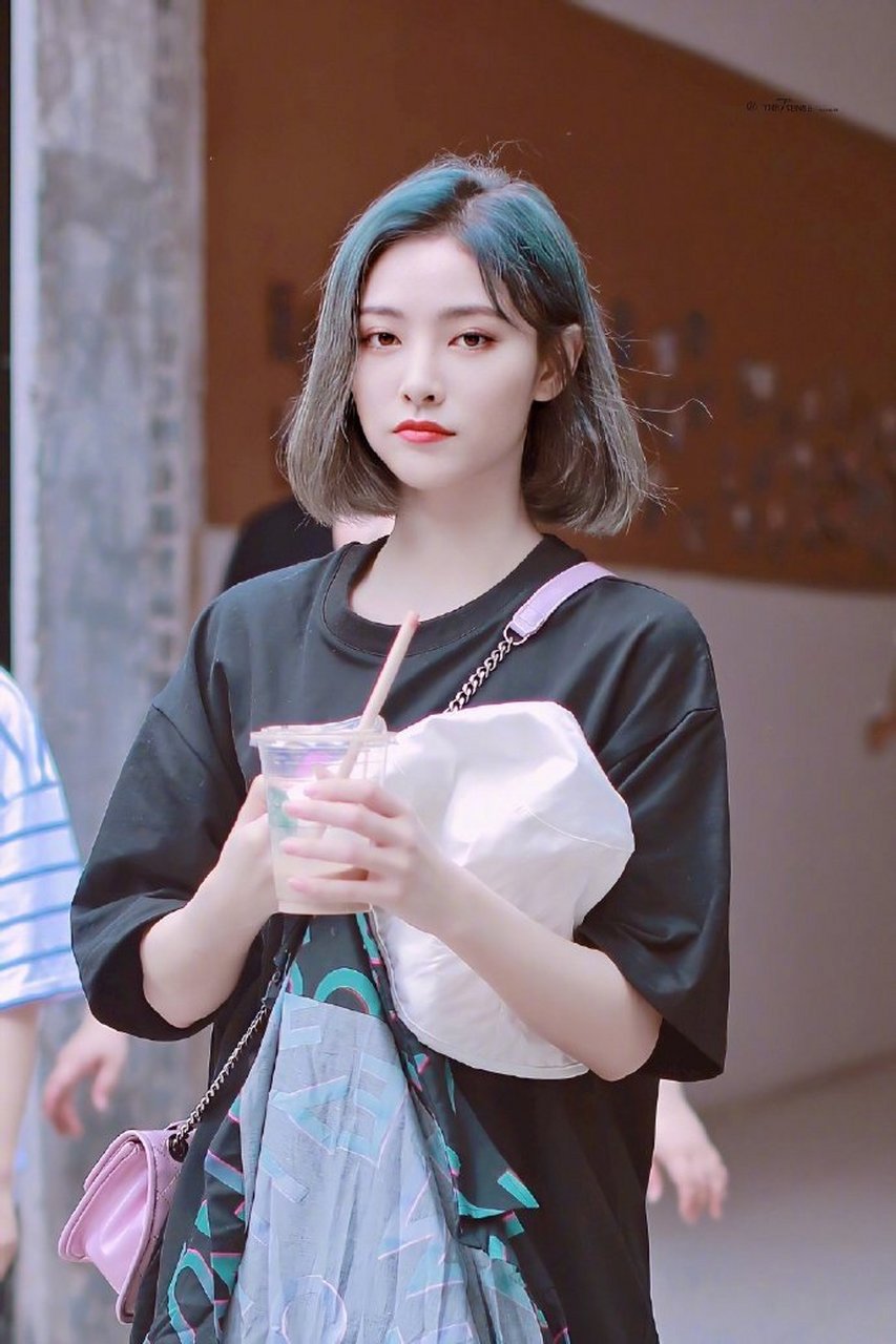 许佳琪太美啦,花瓣印花t恤搭配蓝色头发,简单随性,又美又飒!