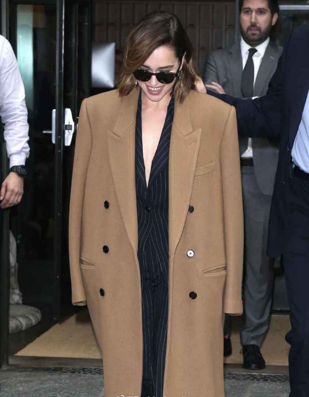 龙妈emilia clarke艾米莉亚·克拉克披着一件大衣现身纽约街头#时尚