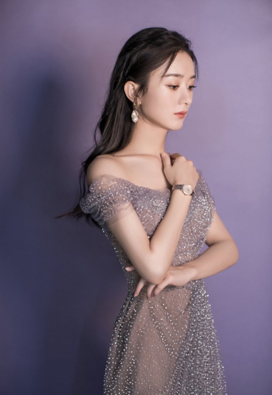 赵丽颖的气质真是无敌了,一字肩星钻薄纱礼服裙搭配披肩长发,优雅动人