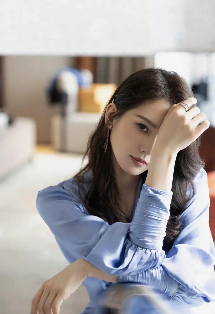 蓝色在众多色彩中是很清新的一种,它的优点在于清爽大气,特别符合温婉