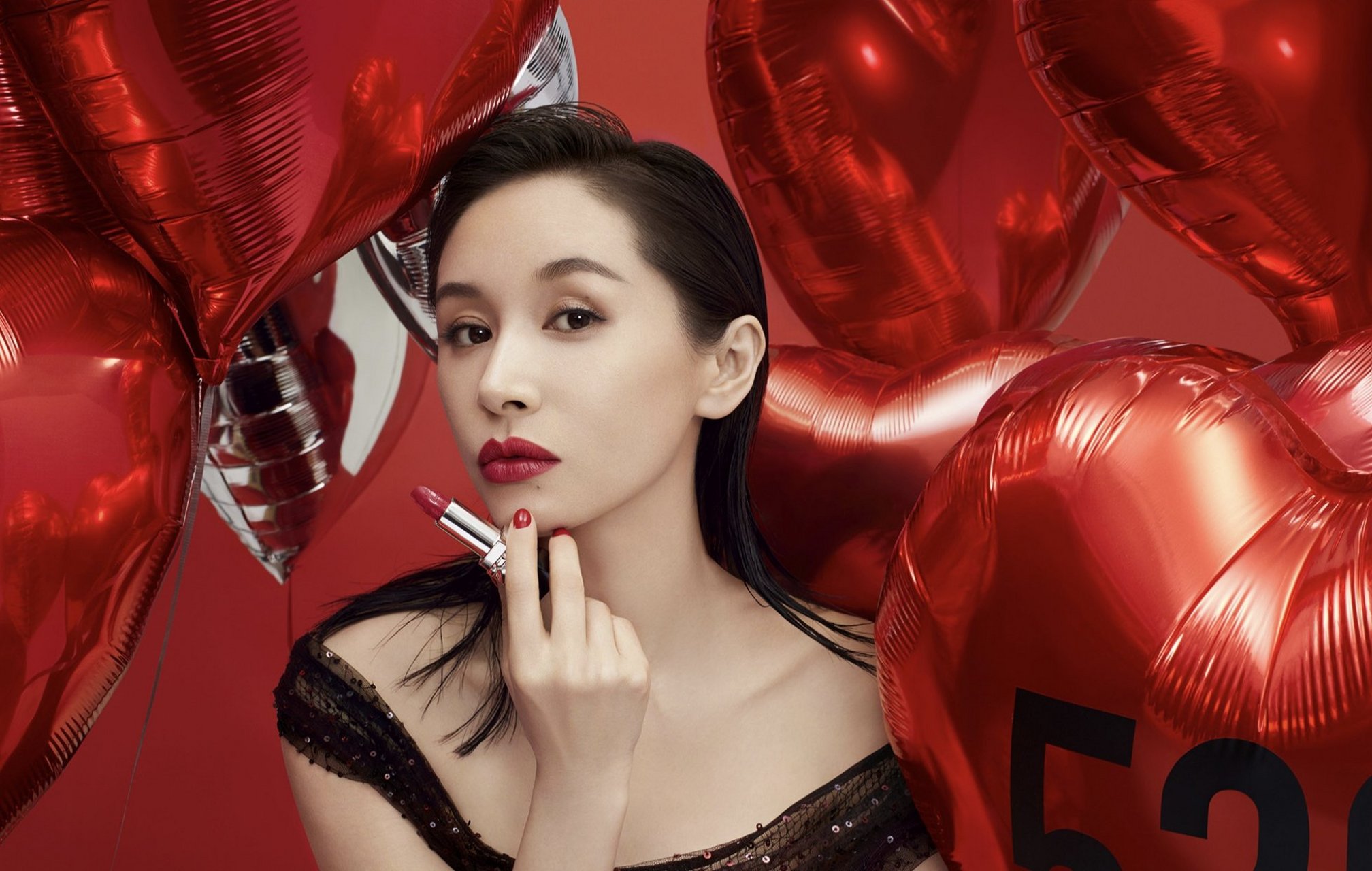 王子文广告大片来啦,一袭一字领黑色连衣裙,搭配炽热的红唇,性感迷人