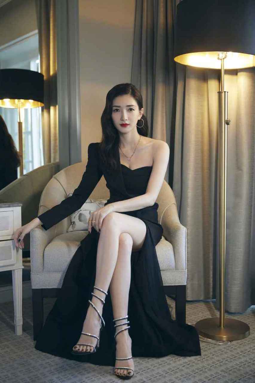 江疏影 出席中美电影电视节,身着不对称袖黑色西装长裙搭配细高跟鞋