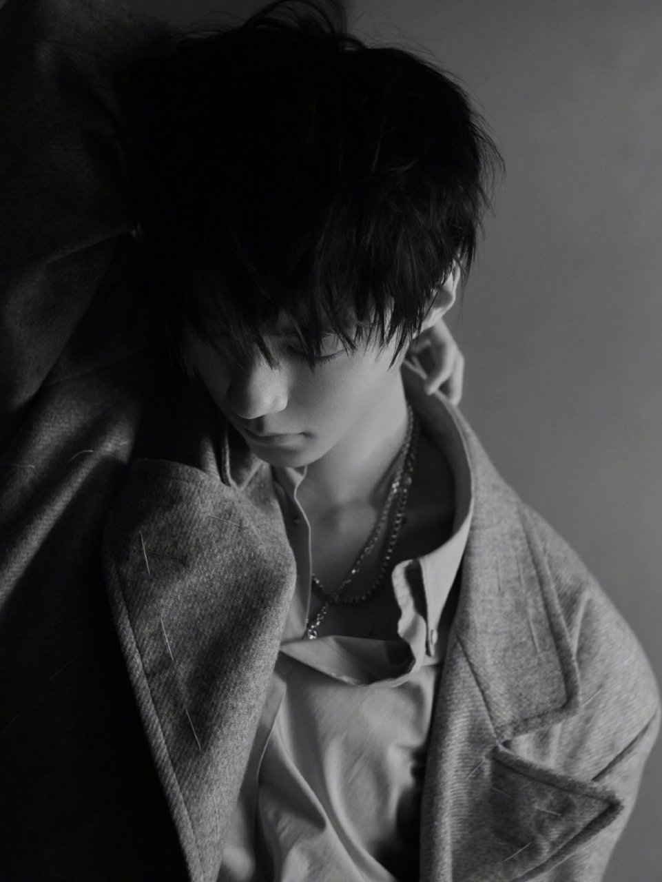 王俊凯黑白侧颜大片,黑白画面,依旧帅气十足,表现力绝了#stylegala潮