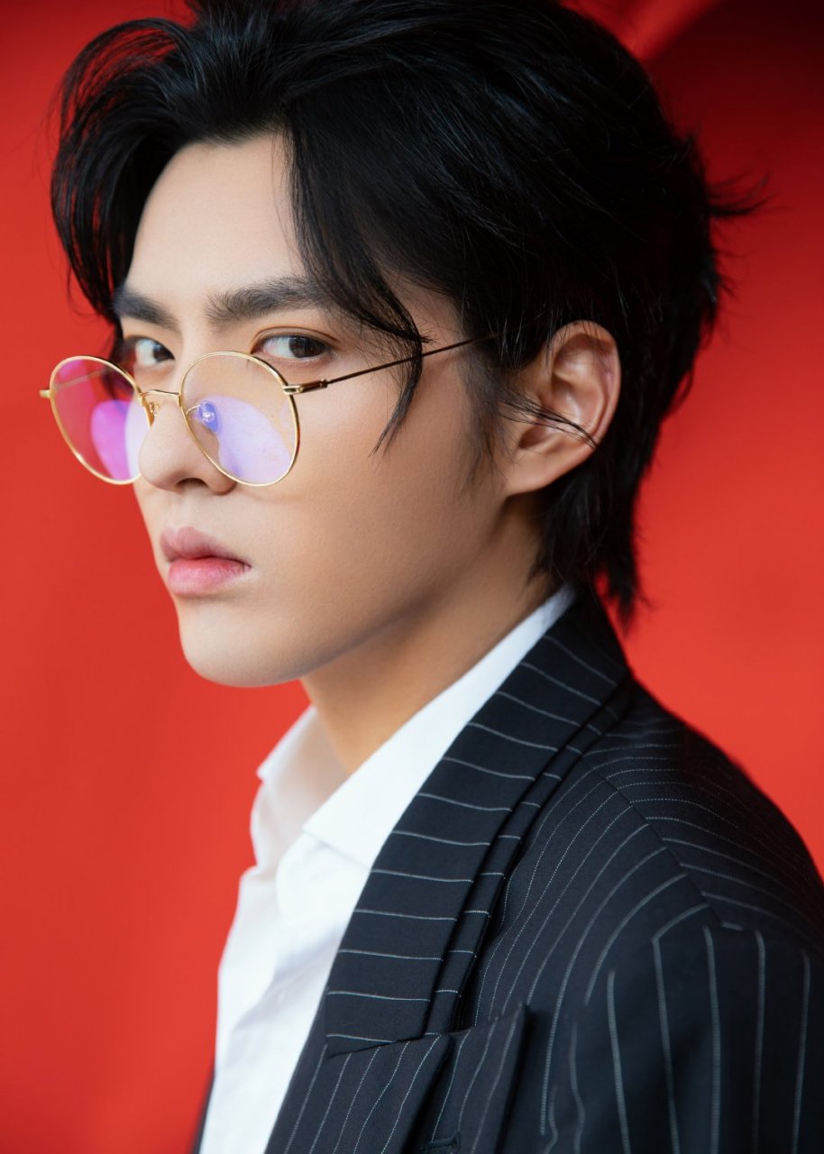 吴亦凡身穿条纹西装搭配金丝眼镜,白衬衫纽扣开到胸间,天蝎项链显眼又