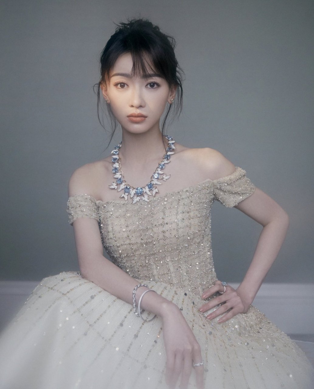 吴谨言身穿金色编织款礼服裙搭配碎钻渐变色高跟鞋,法式刘海慵懒迷人