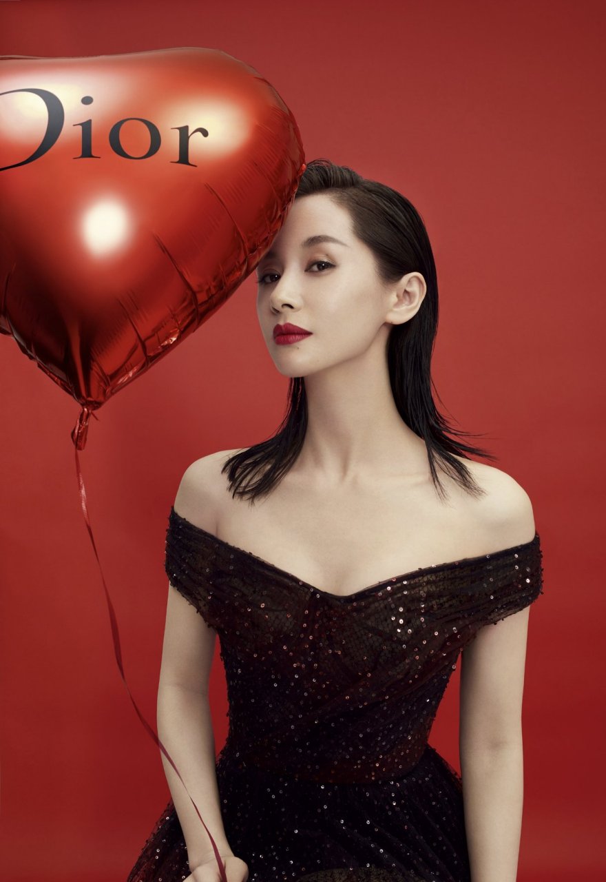 王子文广告大片来啦,一袭一字领黑色连衣裙,搭配炽热的红唇,性感迷人