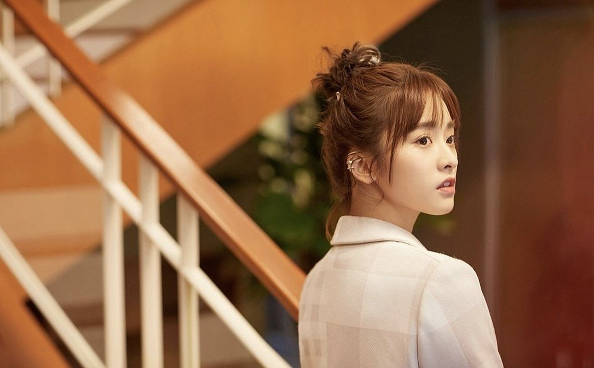 沈月身穿西装短裙,扎着丸子头,干练时髦#最美春日造型# #春日fashion