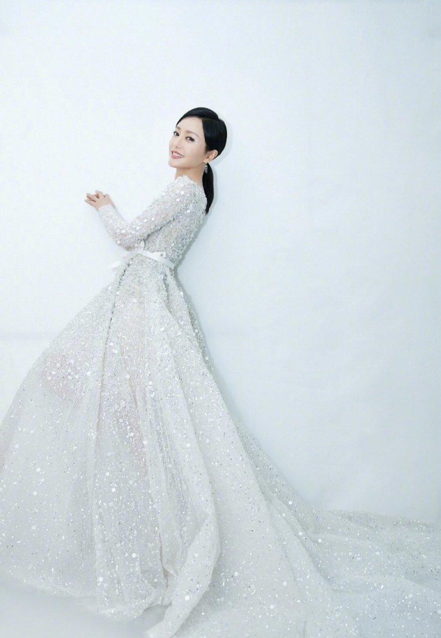 秦岚真的是绝美啊,一袭白色礼服化身冰雪女王,美炸天#春日fashion穿搭