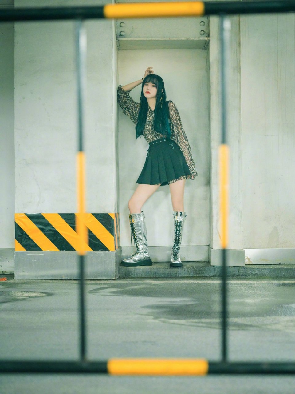 程潇太帅气了吧,身穿豹纹长衫 黑色链条百褶短裙搭配银色长靴,气场太