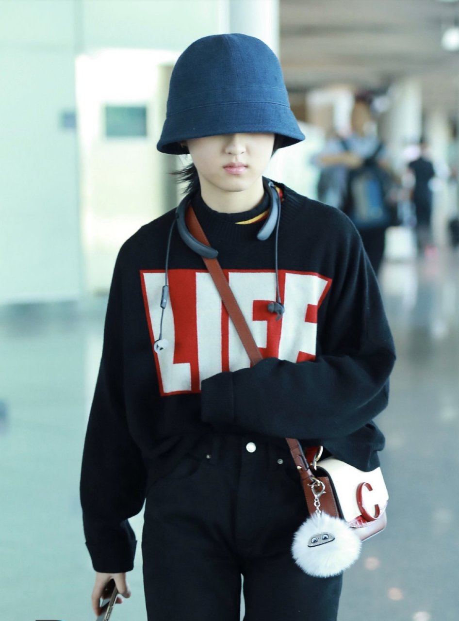 张子枫身穿黑色印花卫衣搭配黑色裤子,是黑色系的子枫妹妹呀#春日爱豆