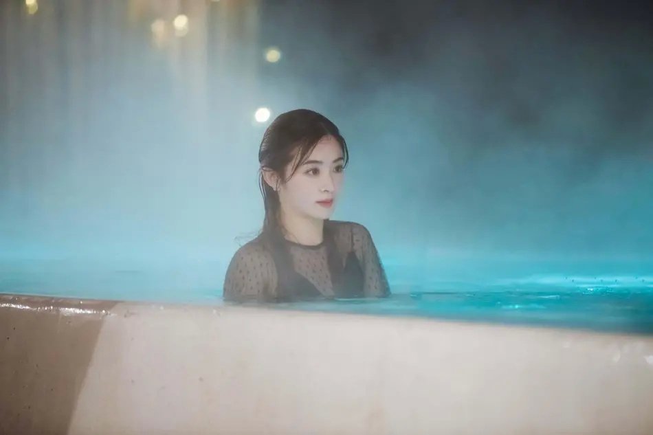 张含韵泳池照,身着黑色薄纱泳衣,神情自然,31岁的她仍然少女容颜#精品