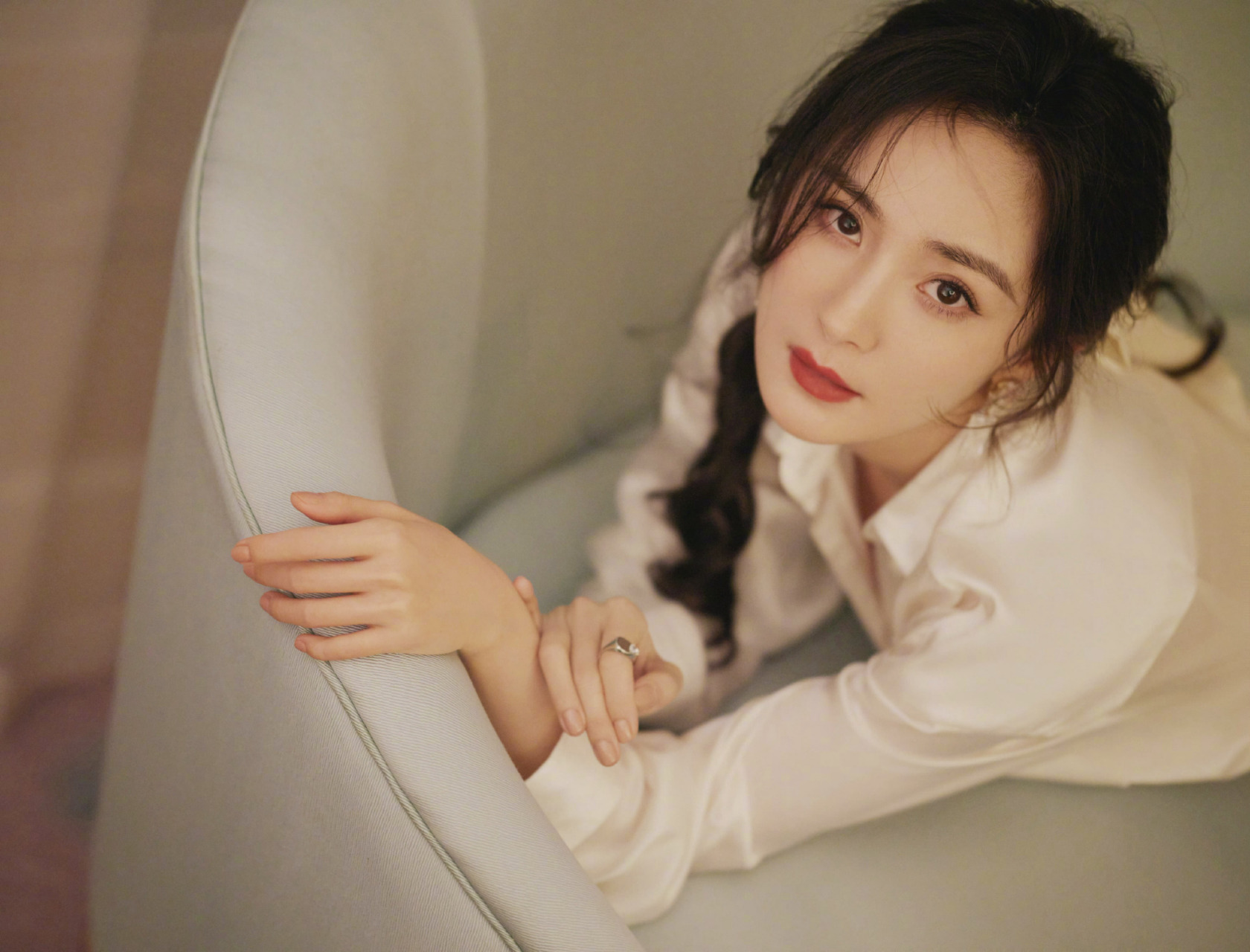 杨幂昨晚直播写真图集 白色丝绸质感长裙优雅格调,丝巾低马尾拿捏最新