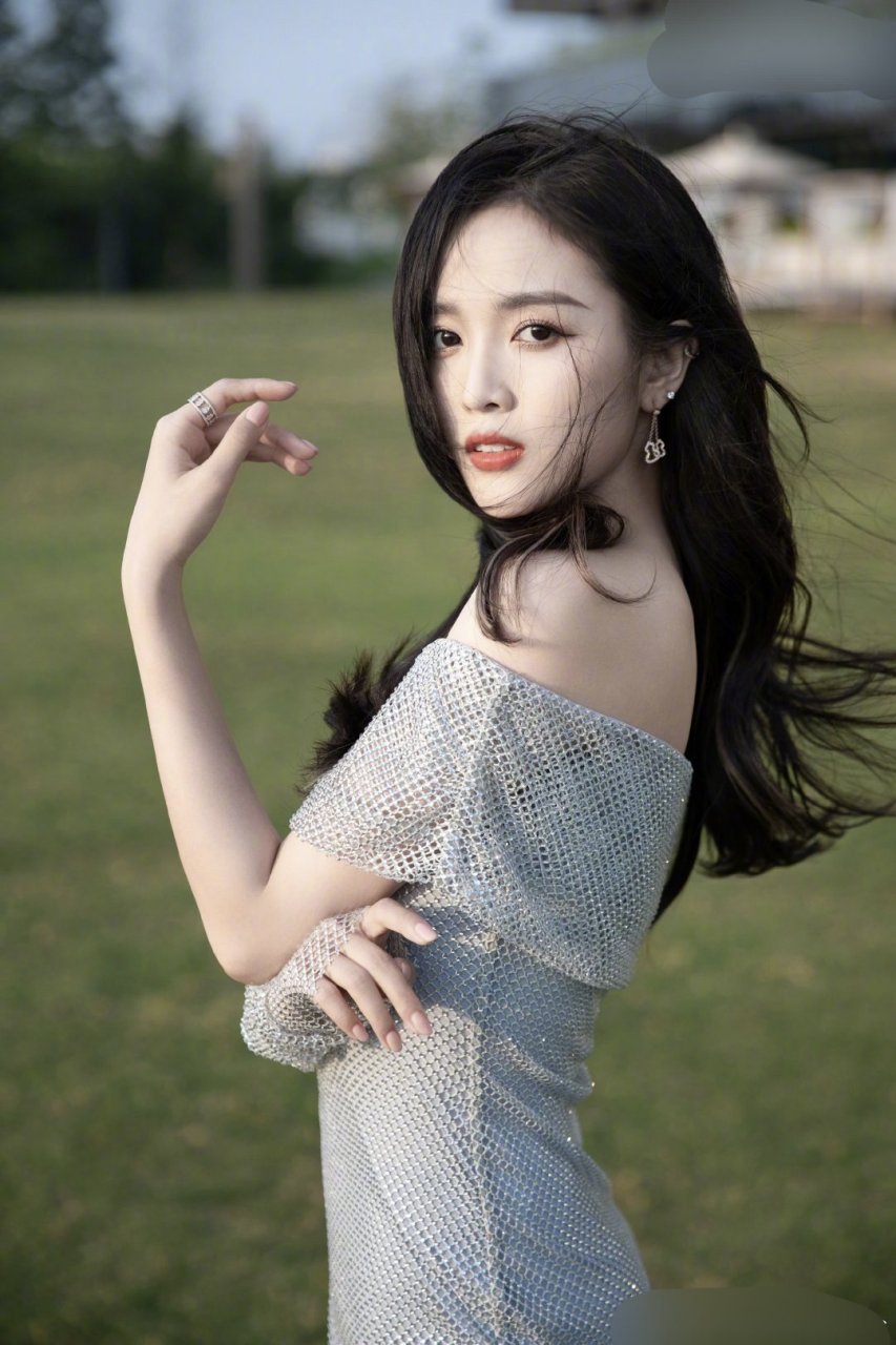 吴宣仪真是"人间白富美",一袭银色露肩连衣裙,长发垂肩,这身材也好了