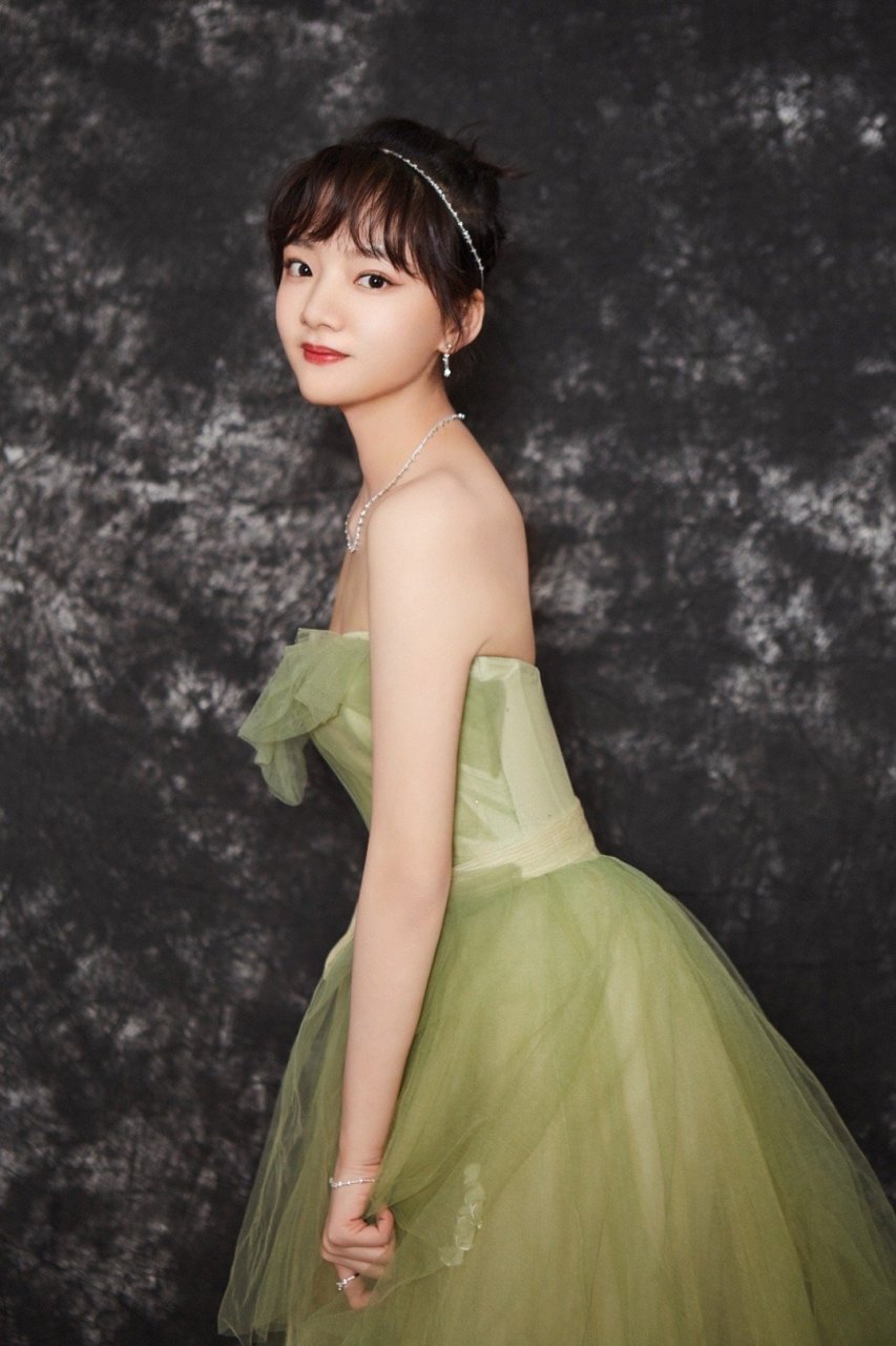 任敏02又美到我了,一袭浅绿色薄纱连衣裙活泼俏皮