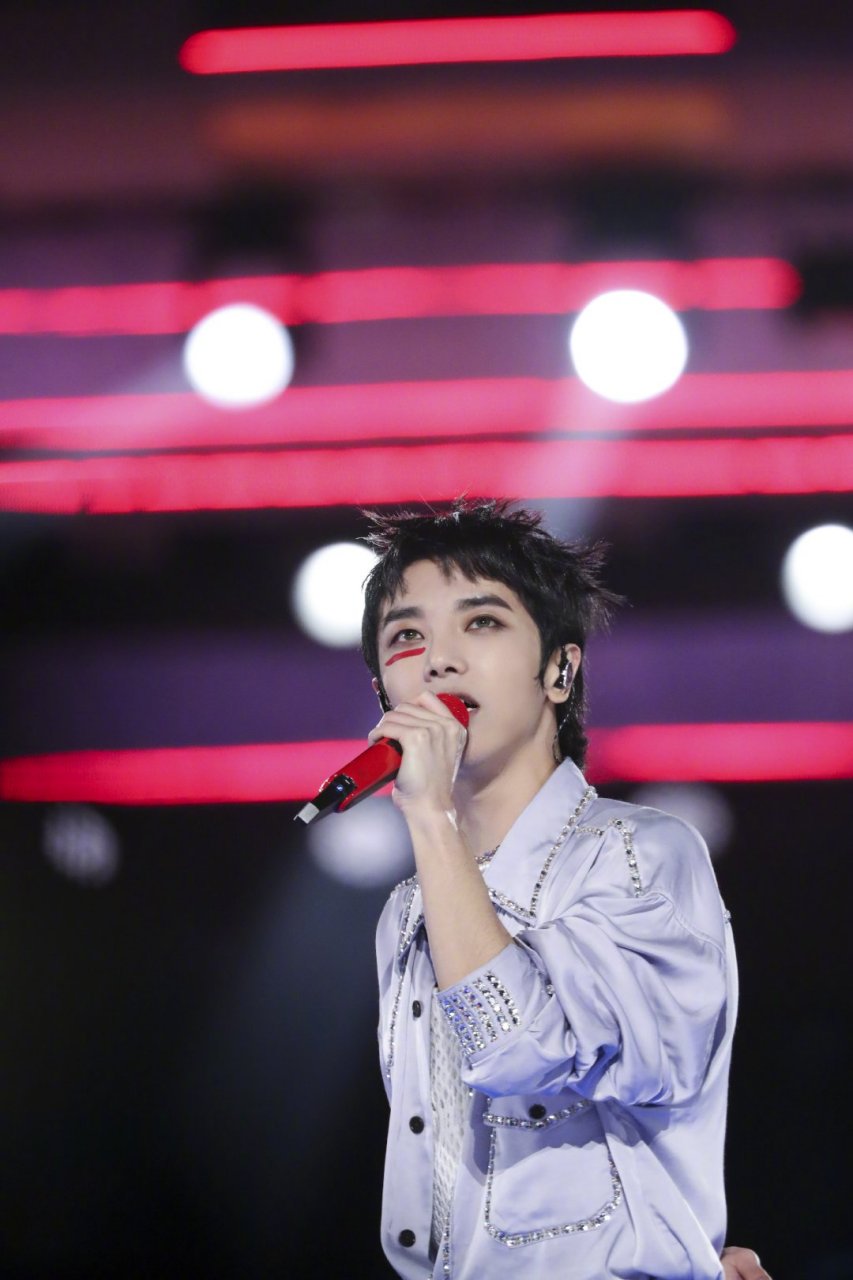 stylegala潮选之人# 华晨宇湖南跨年造型,脸上戴的山海异兽图腾面哌