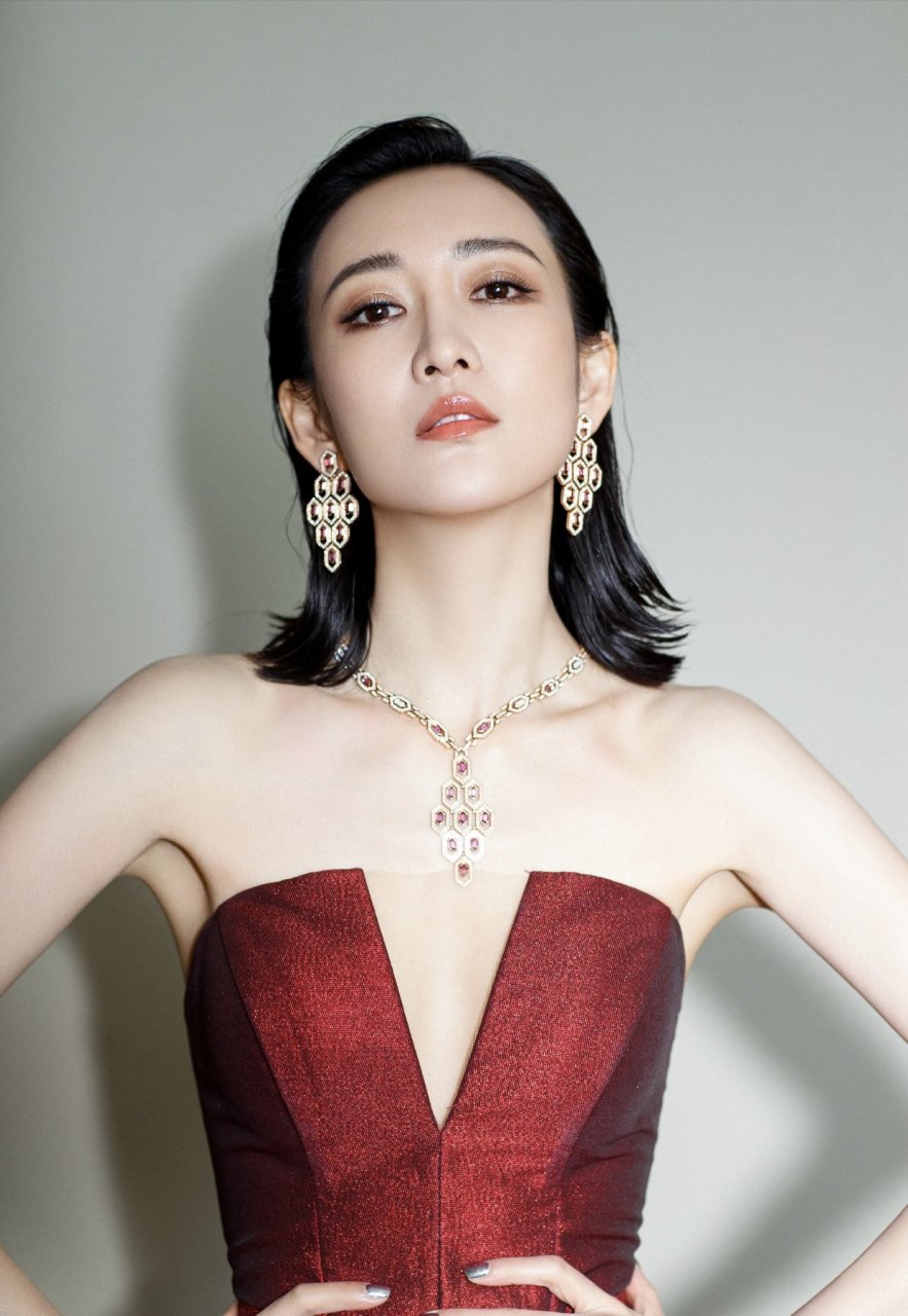 王鸥真的太美啦,一袭酒红色闪钻深v礼服裙,优雅又明艳动人!