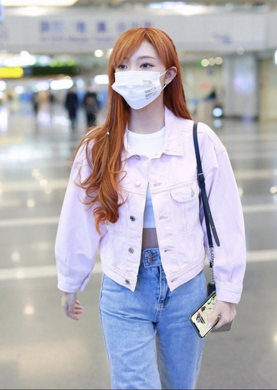 李紫婷 身穿淡粉色夹克外套搭配浅色牛仔裤,甜美可人#春日爱豆潮搭