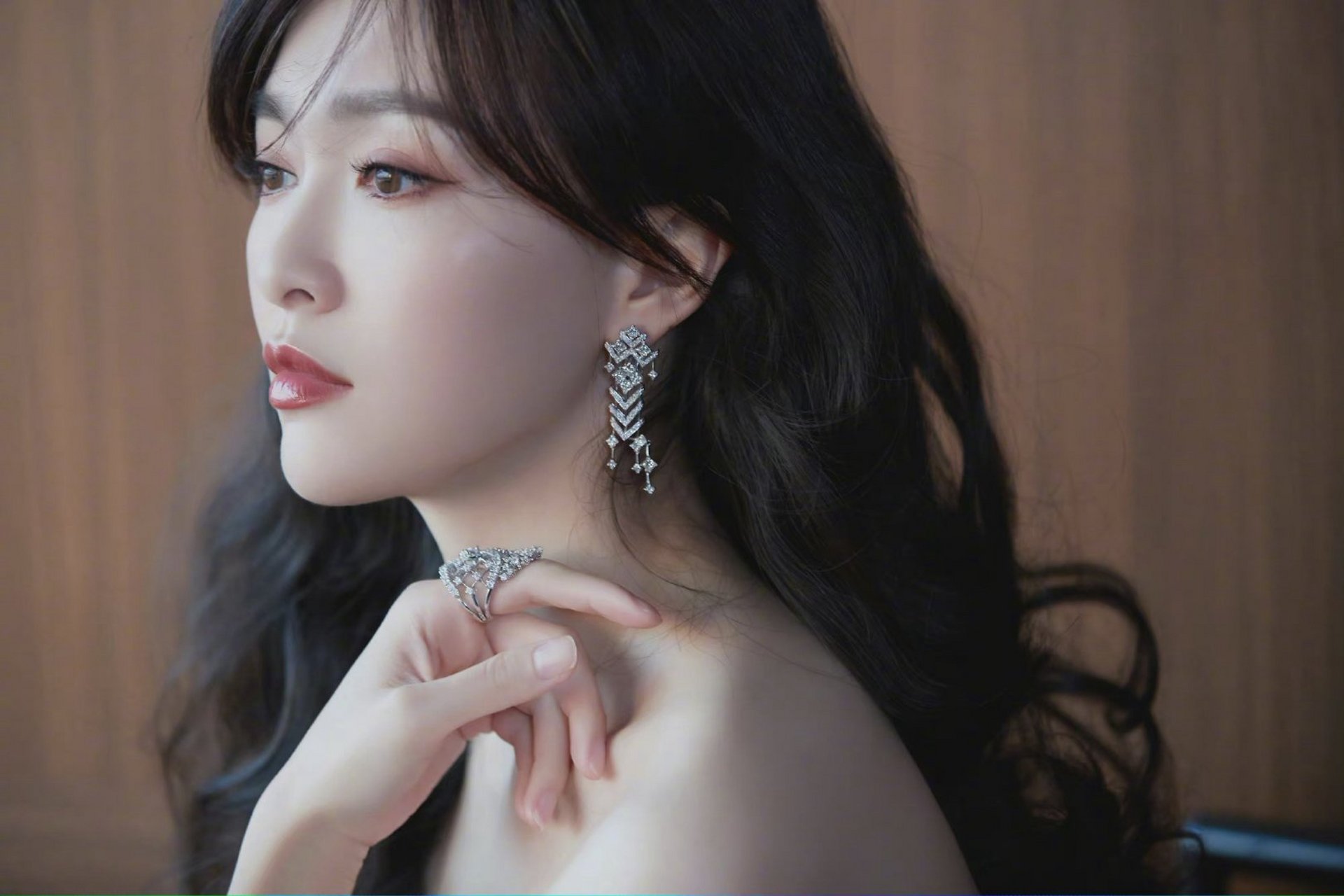 唐嫣又惊艳到我了,一袭reem acra 2021春夏长裙,独特的手掌腰带设计越